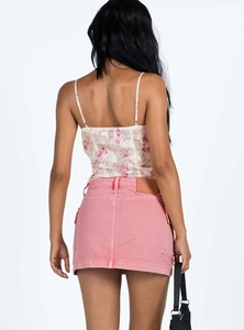 Vue détaillée de la mini-jupe en jean rose délavé à taille haute avec patch en cuir