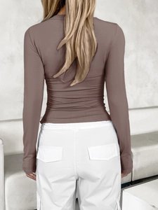 Vista dettagliata della parte posteriore di un top marrone a maniche lunghe slim fit da donna