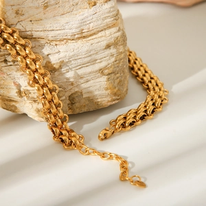 Detailed view of woven 18K gold-plated stainless steel chain with lobster clasp and extender