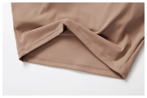 Gros plan détaillé de l'ourlet du gilet de yoga marron avec couture à double aiguille