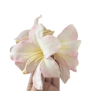 Elegante molletta per capelli a giglio viola con petali vellutati e artiglio in metallo oro
