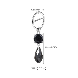 Vue détaillée d'une boucle d'oreille en acier argenté avec zircon noir et ses dimensions