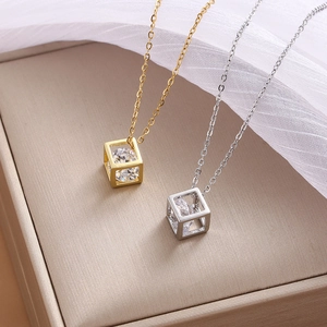 Collier minimaliste avec pendentif carré évidé et zircon en finitions or et argent
