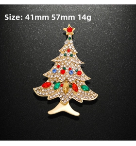 Détail de la broche sapin de Noël avec strass colorés, taille 41mm x 57mm