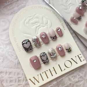 Handgefertigte Kunstnägel in Rosa und Silber mit Herzsteinen, Leoprint und Glitzer