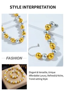 Détail du collier et bracelet en perles bicolores or et argent avec fermoir mousqueton