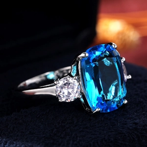 Vue macro de la bague en zircon bleu rectangulaire avec pierres latérales scintillantes