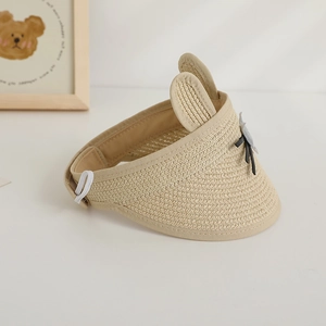 Détail de la visière pare-soleil en paille pour enfant avec oreilles d'ours et nœud