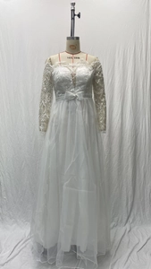 Vue détaillée de la robe de mariée blanche en dentelle à col en V avec un nœud en soie à la taille