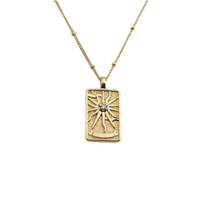 Collier avec pendentif soleil plaqué or et pierre centrale sur chaîne minimaliste