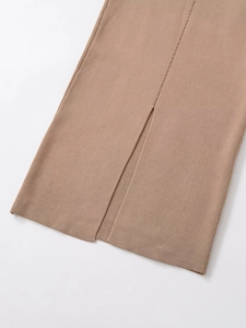 Détail d'une jupe en maille à taille haute avec fente latérale et texture raffinée