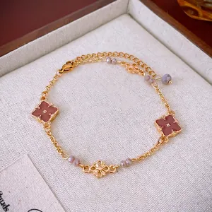 Bracciale vintage dorato con quadrifogli in smalto rosso e perline viola da donna