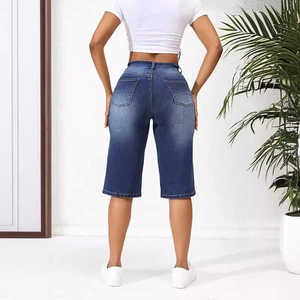 Bermuda en jean extensible à taille haute pour femme en délavage bleu foncé, vue de dos