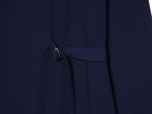 Détail de la robe courte bleu marine avec boucle en métal et lien à la taille