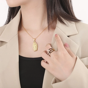 Set collana con ciondolo Vergine Maria e anello in acciaio inossidabile placcato oro 18K