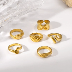 Set van zes gouden roestvrijstalen ringen met geometrische golf- en knooptexturen