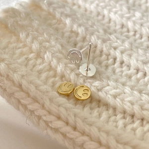 Minimalist 925 sterling silver smiling face stud earrings in gold and silver finish