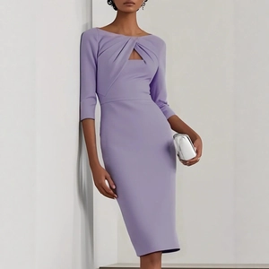 Elegante vestido midi lavanda ajustado con mangas tres cuartos y escote de nudo torcido