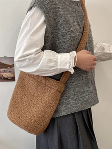 Sac bandoulière en polaire teddy marron avec large sangle pour automne hiver