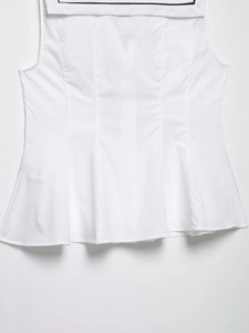 Détails du bas péplum et coutures princesse sur ce haut blanc sans manches à col rayé