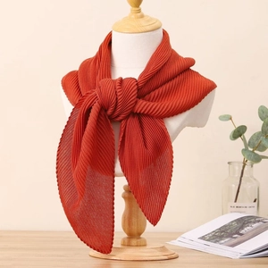 Détail de la texture plissée sur un foulard carré orange vif avec une finition aspect lin