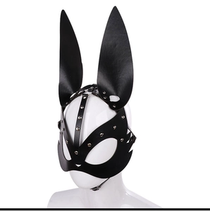 Dettaglio macro della maschera da coniglio in pelle nera con borchie metalliche punk