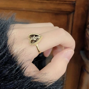 Minimalistischer goldener Herzring mit GIRL Gravur und Perlenrand am Finger