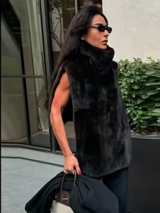 Détail d'un gilet sans manches en fausse fourrure noire à col montant pour femme