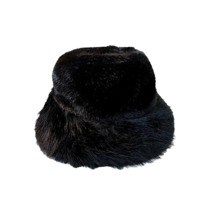 Cappello invernale in ecopelliccia nera da donna con design caldo e antivento