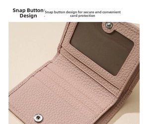 Détails de l'intérieur du portefeuille en cuir rose avec fentes pour cartes et fenêtre ID
