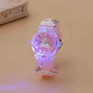 Dettaglio dell'orologio unicorno per bambini con luce LED viola e cinturino rosa