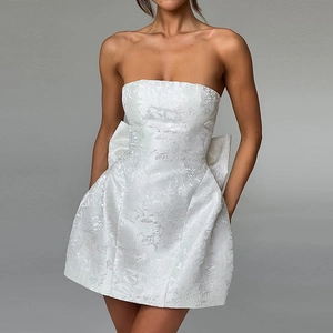 Mini-robe bustier en jacquard blanc avec grand nœud au dos pour soirées et fêtes