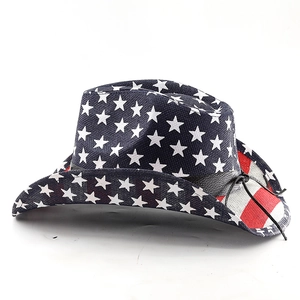 Détail d'un chapeau de cowboy avec drapeau américain, étoiles et cordon de serrage