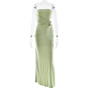 Détail de la robe bustier vert sauge avec découpe à la taille et boucle florale dorée