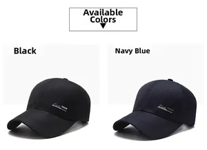 Détail de casquettes de baseball en noir et bleu marine avec broderie CAP