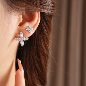 Mannequin portant des boucles d'oreilles fleur en argent et zircons en deux tailles