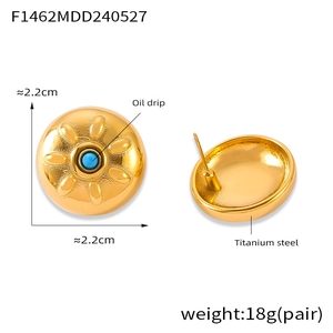 Dettagli orecchini in acciaio al titanio da 2,2 cm con design sole in smalto blu