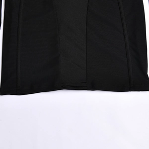 Détail de l'ourlet en maille respirante noire avec coutures sur la robe moulante