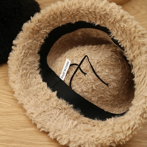 Cappello a secchiello in finta pelliccia beige con cordoncino regolabile e fodera
