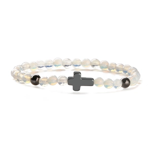 Bracelet élastique avec perles d'opale 8mm, perles noires et un pendentif croix centrale