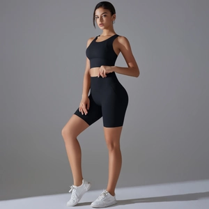 Dettaglio del set sportivo nero senza cuciture con reggiseno e pantaloncini a vita alta