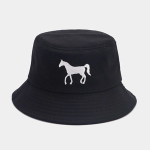Détail de la broderie cheval blanc sur le chapeau bob en coton noir texturé