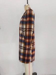 Dettaglio del tessuto del cappotto vintage a quadri arancioni e blu con grandi tasche