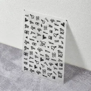 Makro-Detail von ultradünnen Nagelstickern mit handgezeichneten Buchstaben und Icons
