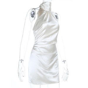 Detail eines weißen Satin-Minikleids mit rückenfreiem Neckholder und elegantem Faltenwurf