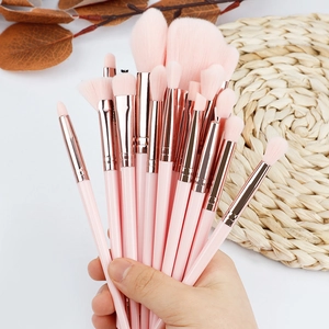 Dettaglio pennelli trucco rosa con ghiere in oro rosa e setole sintetiche morbide