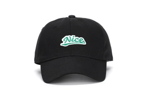 Détail de la broderie verte Nice sur une casquette en coton noir avec contour blanc net