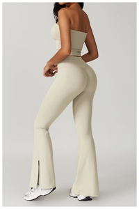 Détails du legging de yoga évasé à taille haute avec fente latérale et crop top sport