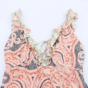 Robe bohème à imprimé paisley avec col en V à volants et fermeture à nouer réglable