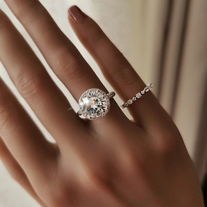 Dettaglio del set di anelli in argento 925 con zirconi micro-pavé su mano femminile
